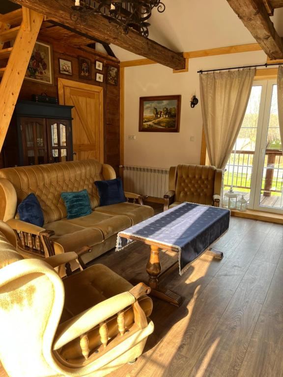 Salon z kanapami i wyjściem na taras