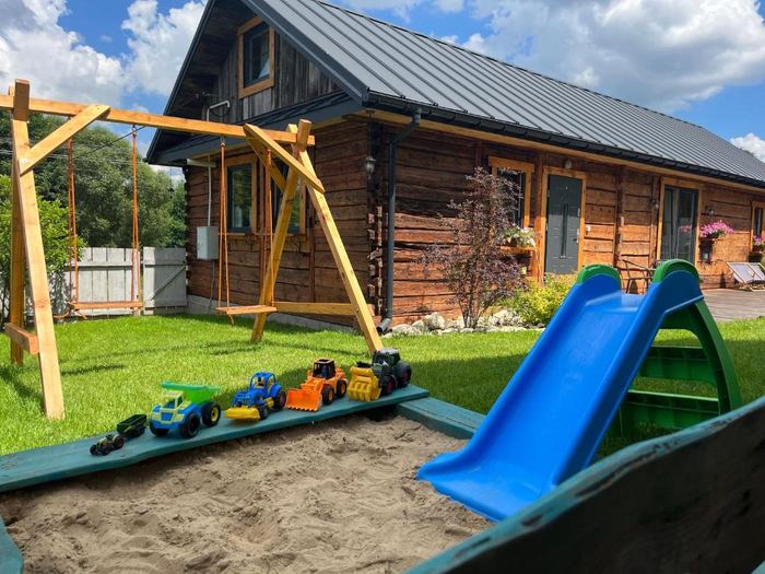 Plac zabaw dla dzieci z piaskownicą i zjeżdżalnią